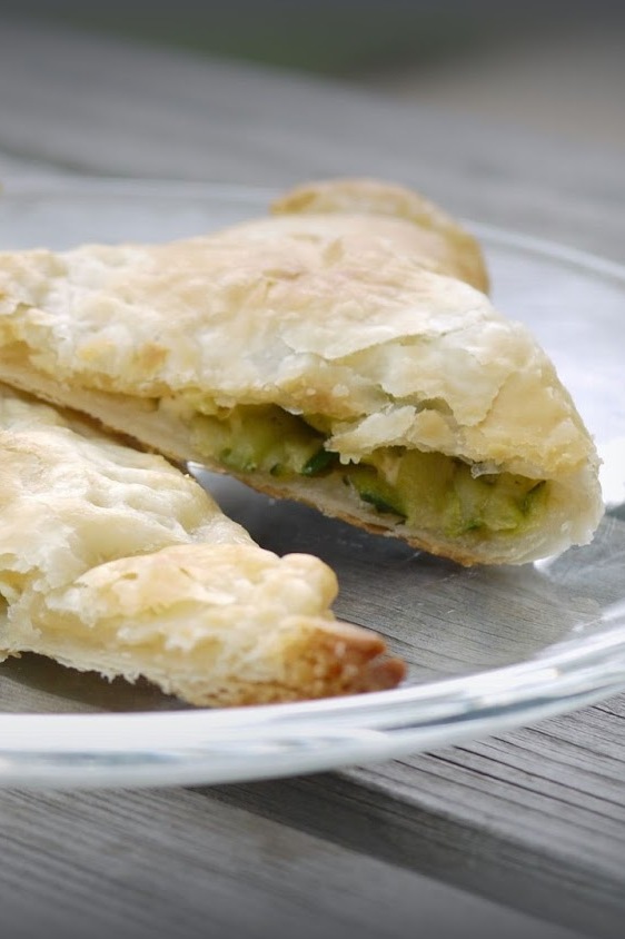 Blätterteigtaschen mit Zucchini und Feta