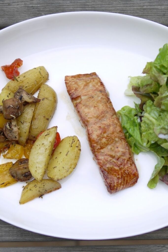 Lachs mit Ofengemüse und grünem Salat