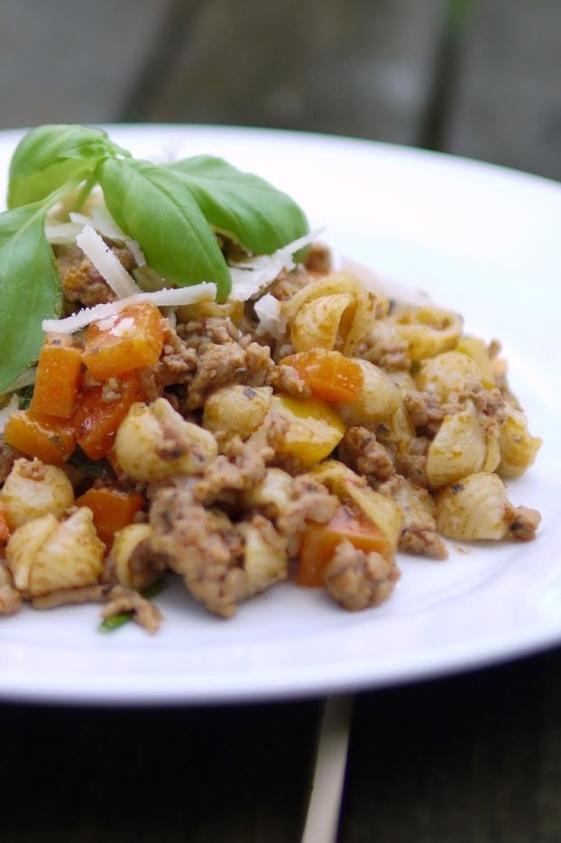 Nudeln mit Hackfleisch-Gemüse-Soße