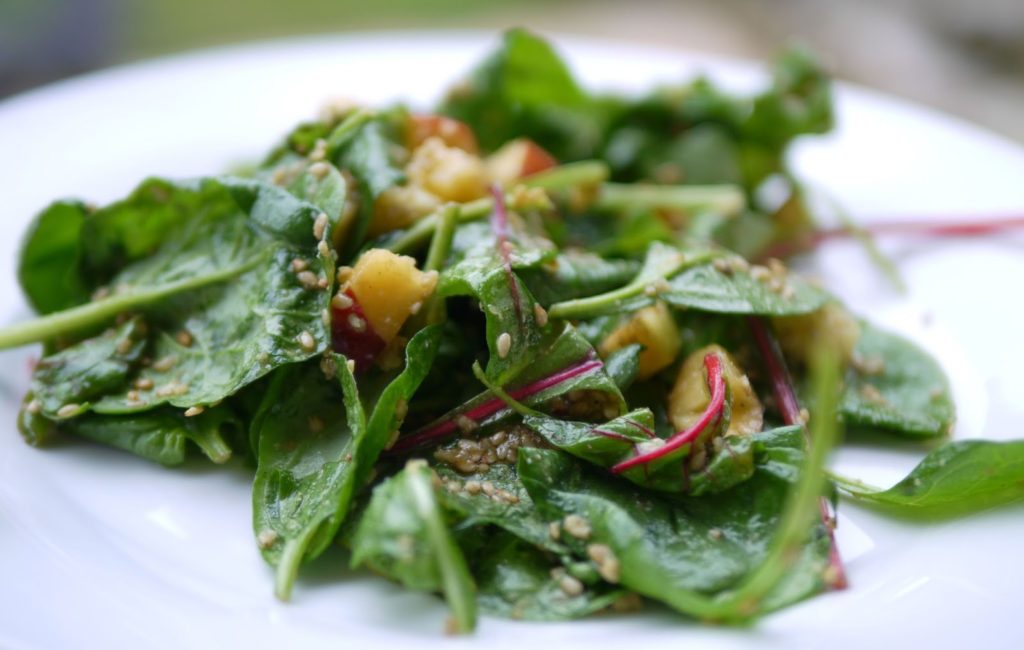 Spinat-Nektarinen-Salat mit Sesam Dressing | Salat | Sommerküche | Rezept