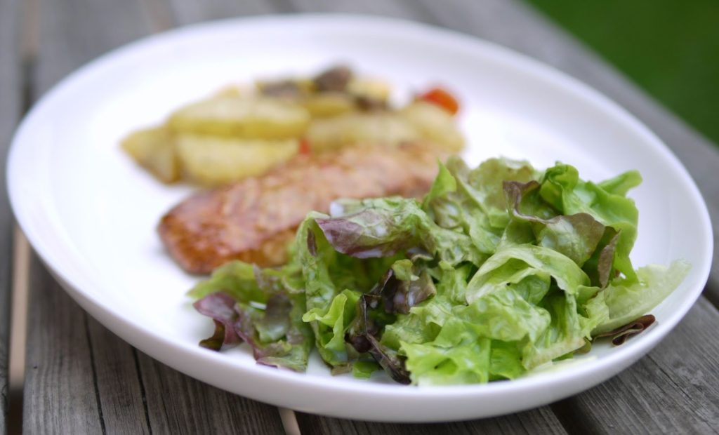 Lachs mit Ofengemüse und grünem Salat  | Rezept | Kochen | Fisch