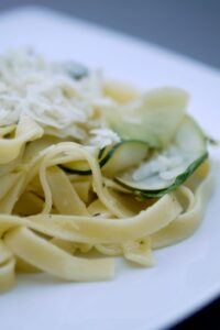 Pasta mit Zucchini und Zitrone