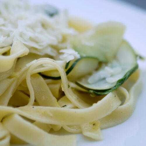 Pasta mit Zucchini und Zitrone