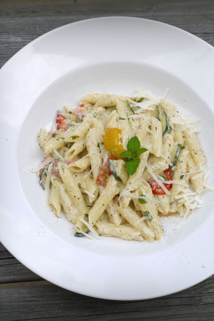 Penne mit Gemüse-Kräuter-Sauce