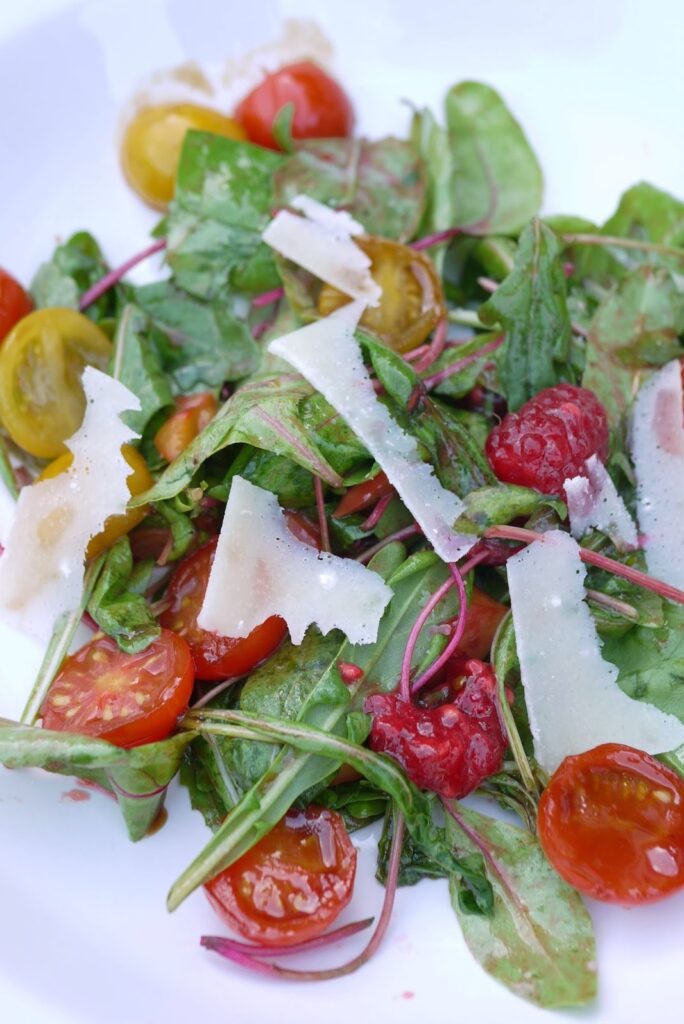 Sommersalat mit Früchten
