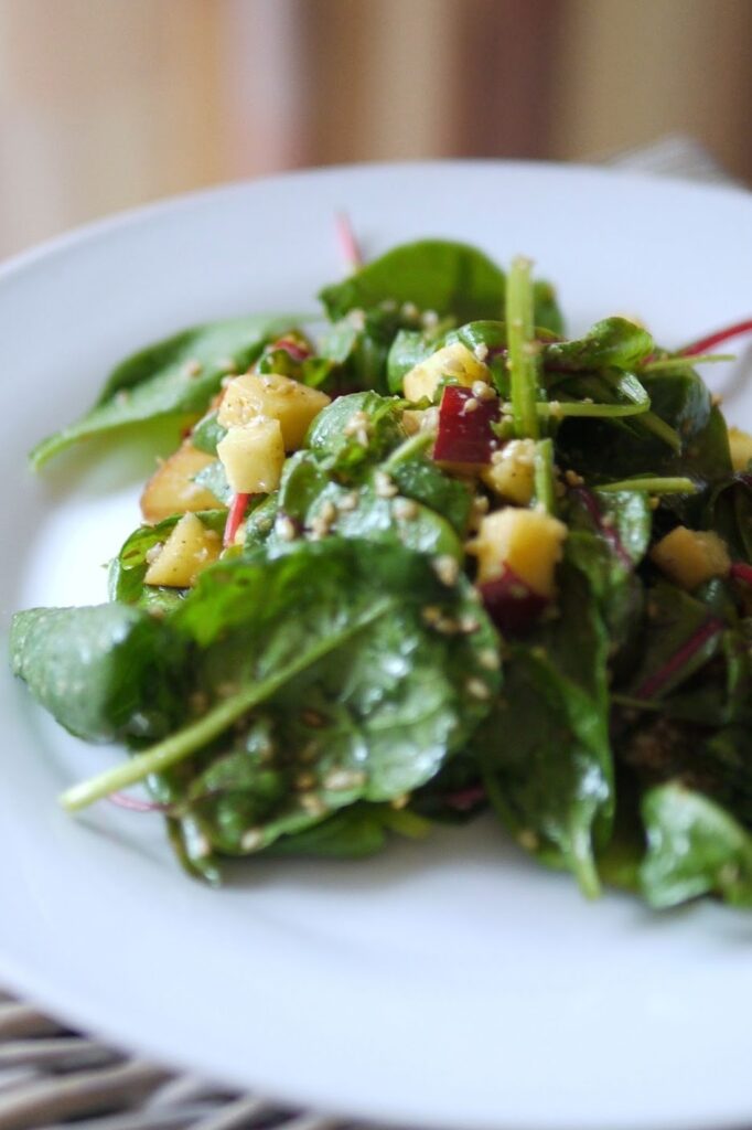 Spinat-Nektarinen-Salat mit Sesam Dressing