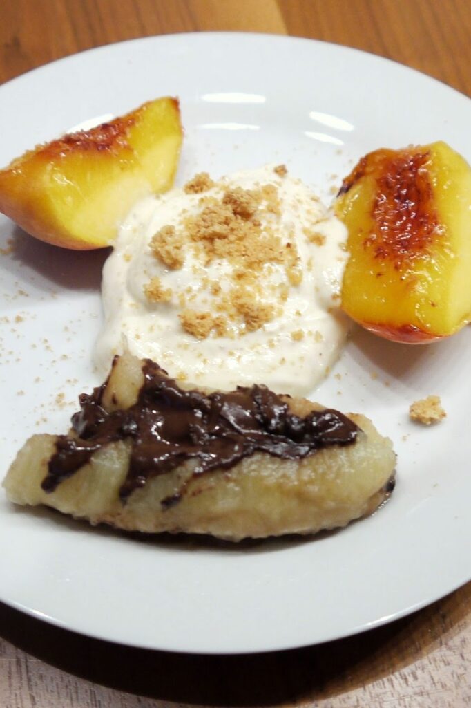 Gegrilltes Obst mit Amarettini-Creme