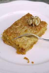 Möhren-Apfel-Kuchen mit Walnüssen