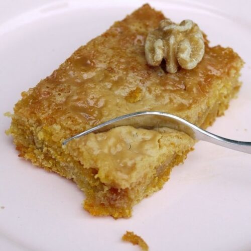 Möhren-Apfel-Kuchen mit Walnüssen