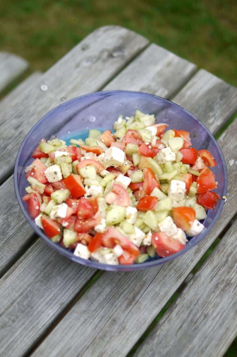Tomaten-Gurken-Salat mit Feta