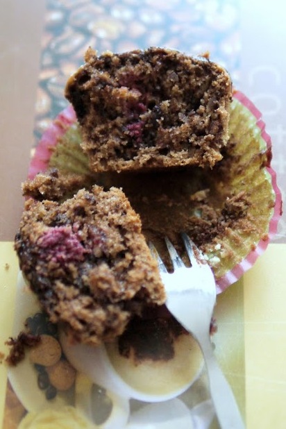 Schokoladen-Mandel-Muffins mit Himbeeren