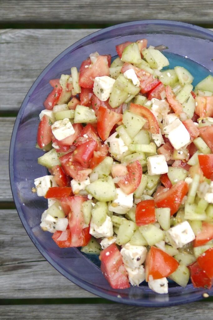 Tomaten-Gurken-Salat mit Feta