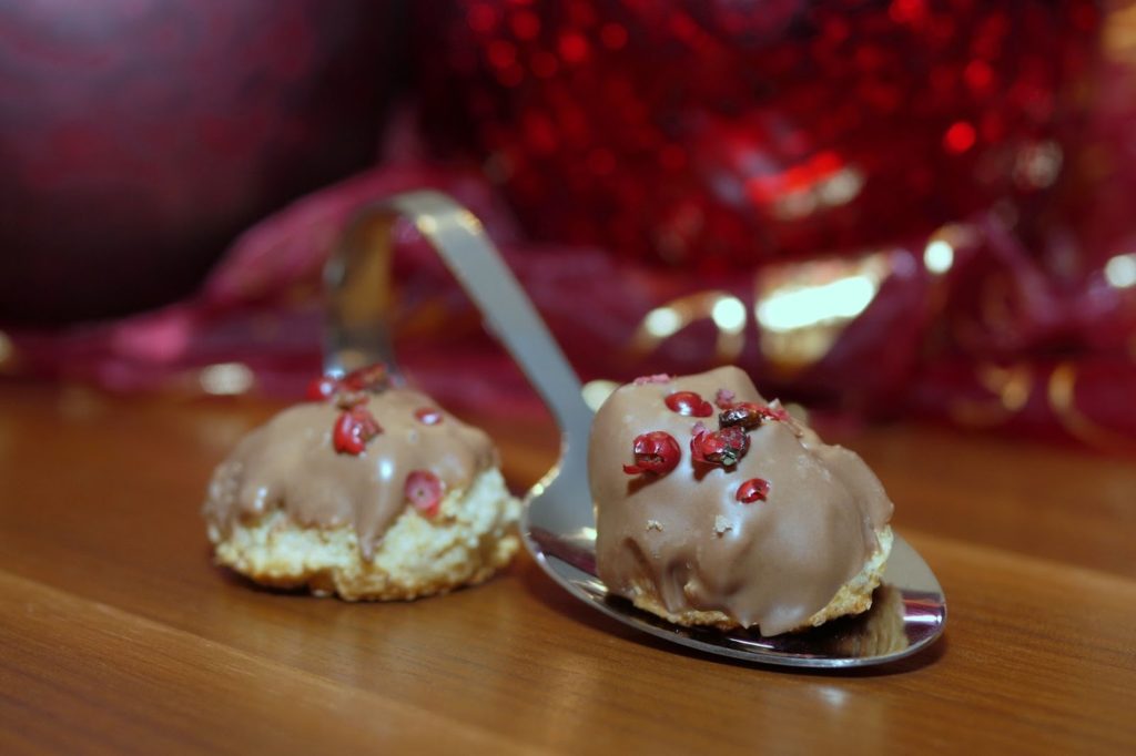 Marzipanberge mit roten Pfefferbeeren | Rezept | Backen | Plätzchen | Weihnachten