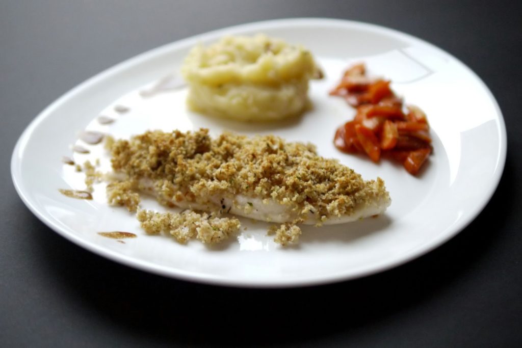 Fischfilet mit Kräuterkruste an Kartoffel-Sellerie-Püree mit Ofenmöhren