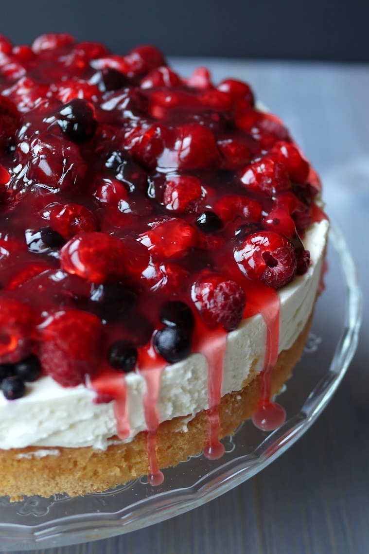 Schmandtorte mit Beeren – fruchtig & cremig