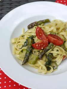 Pasta mit Spargel, Spinat und Tomaten