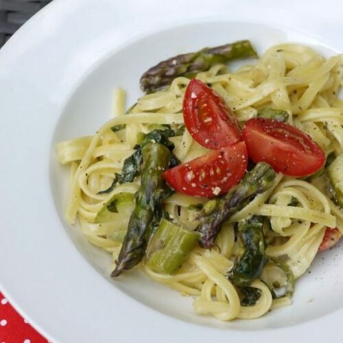 Pasta mit Spargel, Spinat und Tomaten
