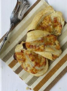 Blätterteiggebäck mit Käse und Speck