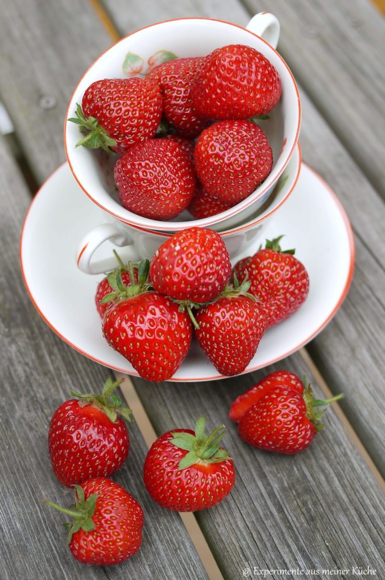 Erdbeer-Himbeer-Smoothie und Erdbeerschnecken
