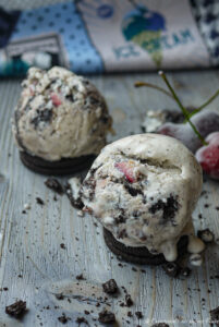 Oreo-Eis mit Kirschen