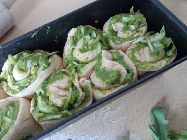 Experimente aus meiner Küche: Schneckenbrot mit veganem Rucola-Pesto, Chili und Zucchini #breadbakingfriday