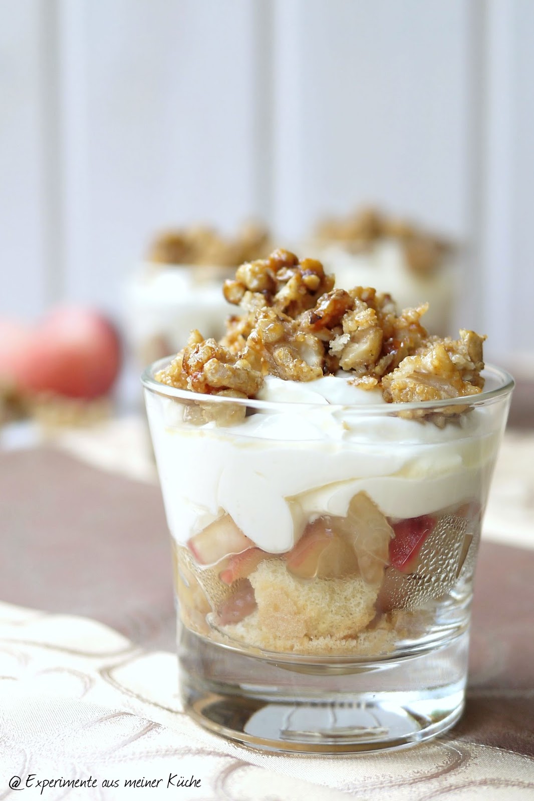 Pfirsich-Schicht-Dessert mit karamellisierten Walnüssen