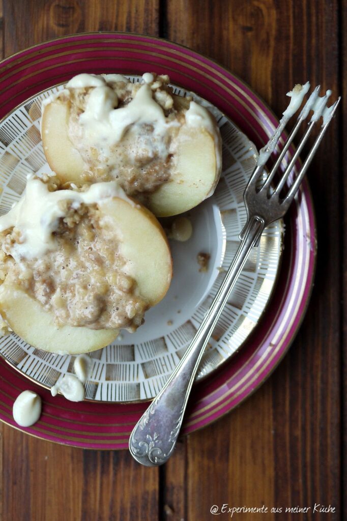 Bratäpfel mit Spekulatius-Cheesecake-Füllung und Marzipansahne
