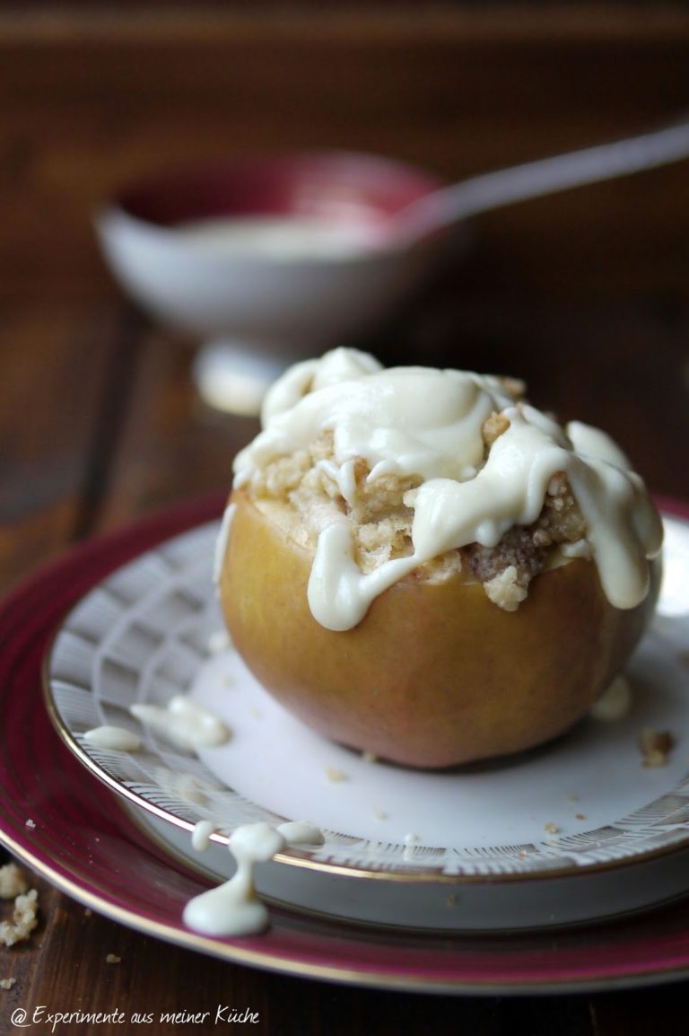 Bratäpfel mit Spekulatius-Cheesecake-Füllung und Marzipansahne