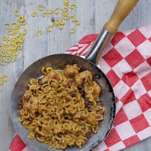 Hähnchen-Mozzarella-Pasta mit getrockneten Tomaten