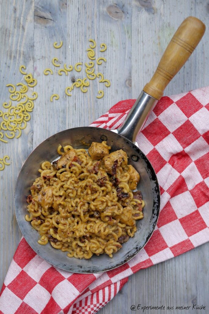 Hähnchen-Mozzarella-Pasta mit getrockneten Tomaten
