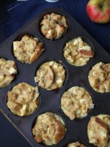 Mini-Scheiterhaufen mit Äpfeln