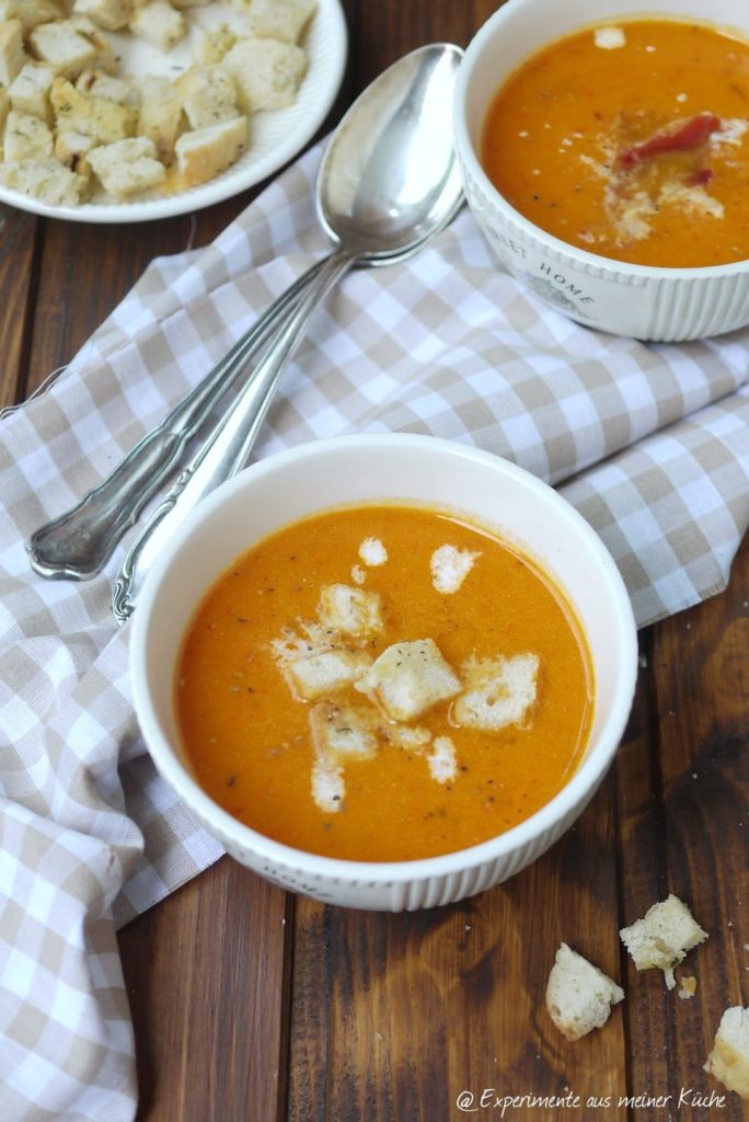Experimente aus meiner Küche: Paprikasüppchen mit Parmesancroûtons