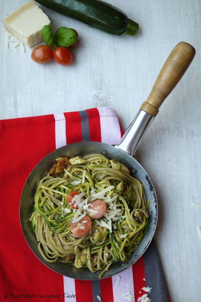 Experimente aus meiner Küche: Zucchini-Nudel-Pfanne mit Kürbiskern-Basilikum-Pesto #pestostorm