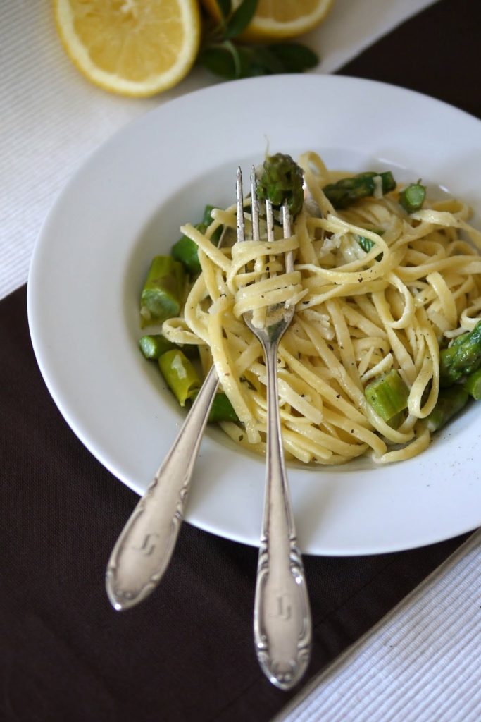 Pasta mit Spargel in Salbei-Sahne-Soße