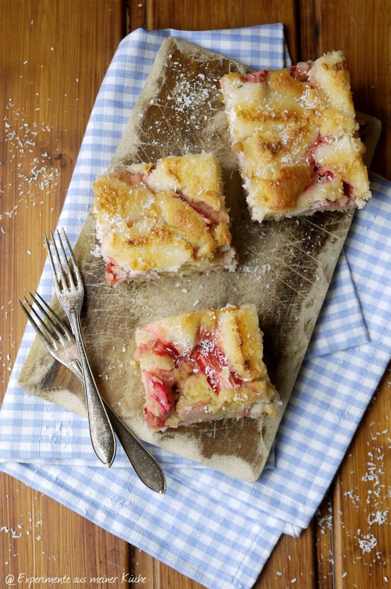 Erdbeer-Rhabarber-Kuchen mit Makronenguss