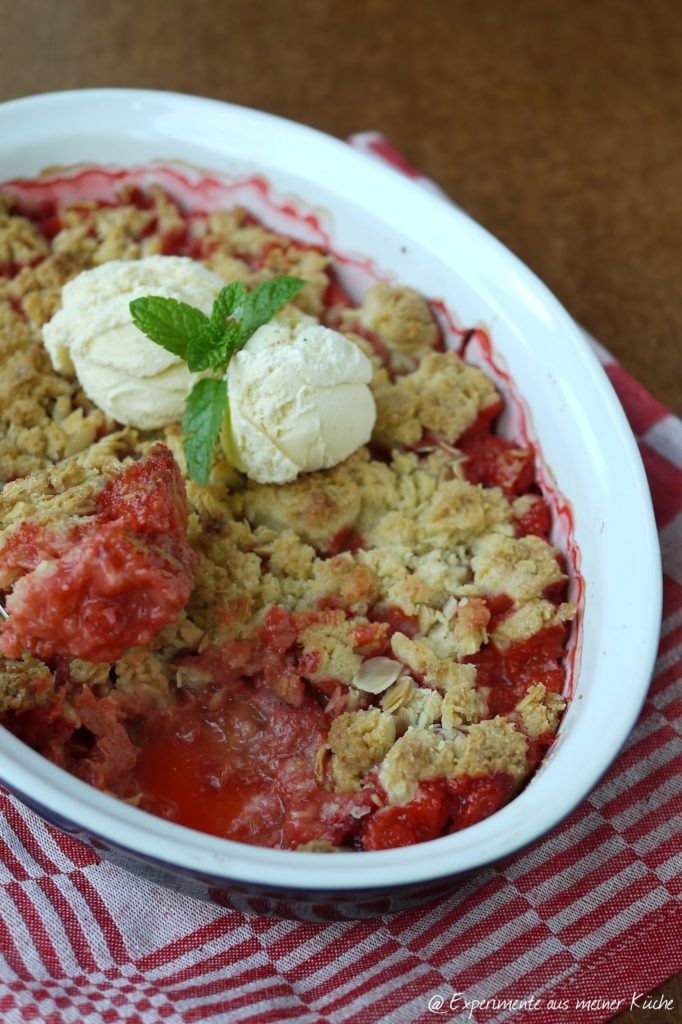 Experimente aus meiner Küche: Erdbeer-Rhabarber-Crumble mit Mandeln