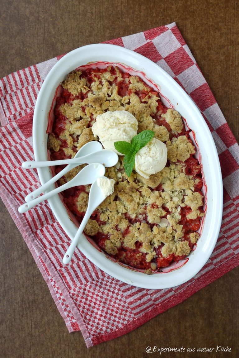 Erdbeer-Rhabarber-Crumble mit Mandeln