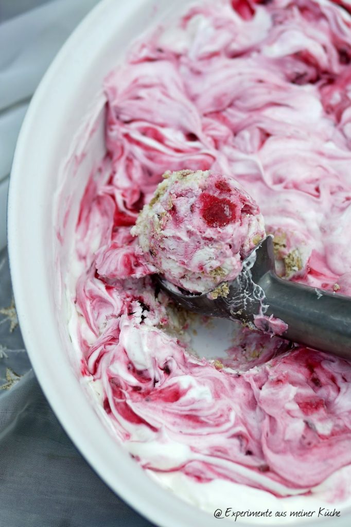 Experimente aus meiner Küche: Balisto-Joghurt-Eis mit roter Grütze