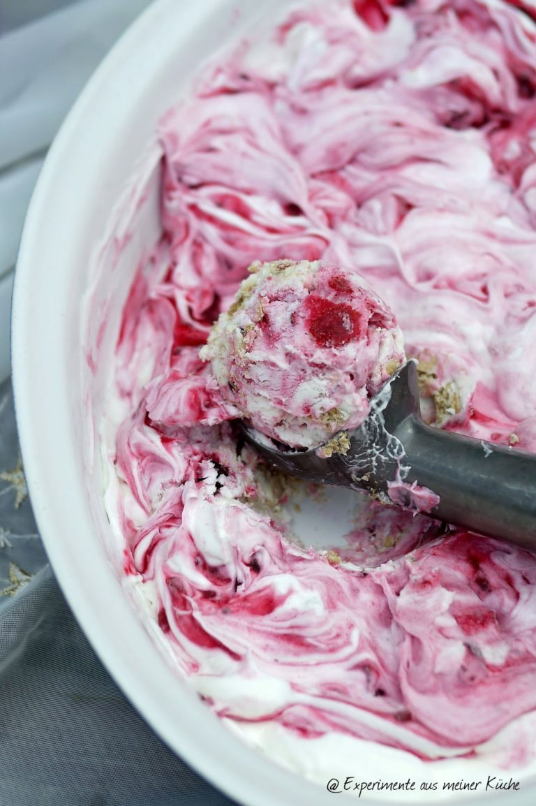 Balisto-Joghurt-Eis mit roter Grütze