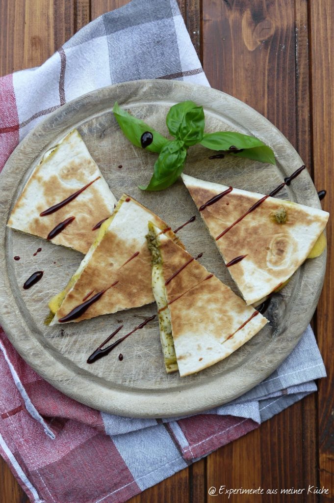 Experimente aus meiner Küche: Gegrillte Quesadilla mit Pesto, Nektarinen und Mozzarella