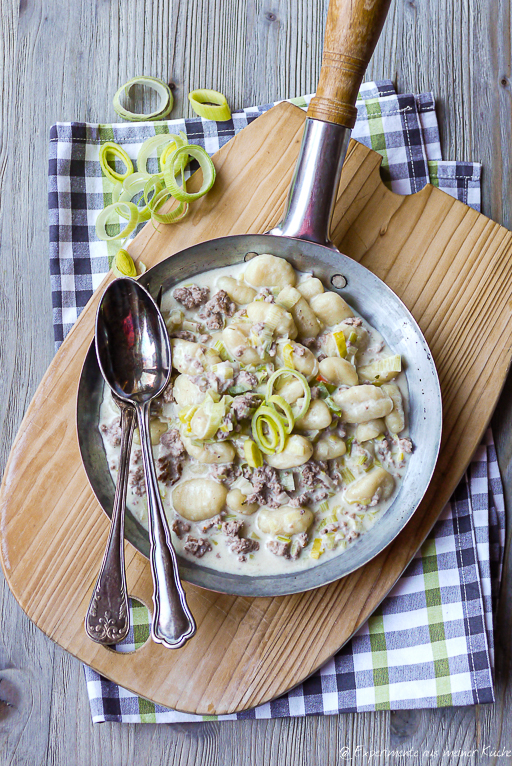 Gnocchi Hackfleisch Pfanne mit Lauch und Schmelzkäse