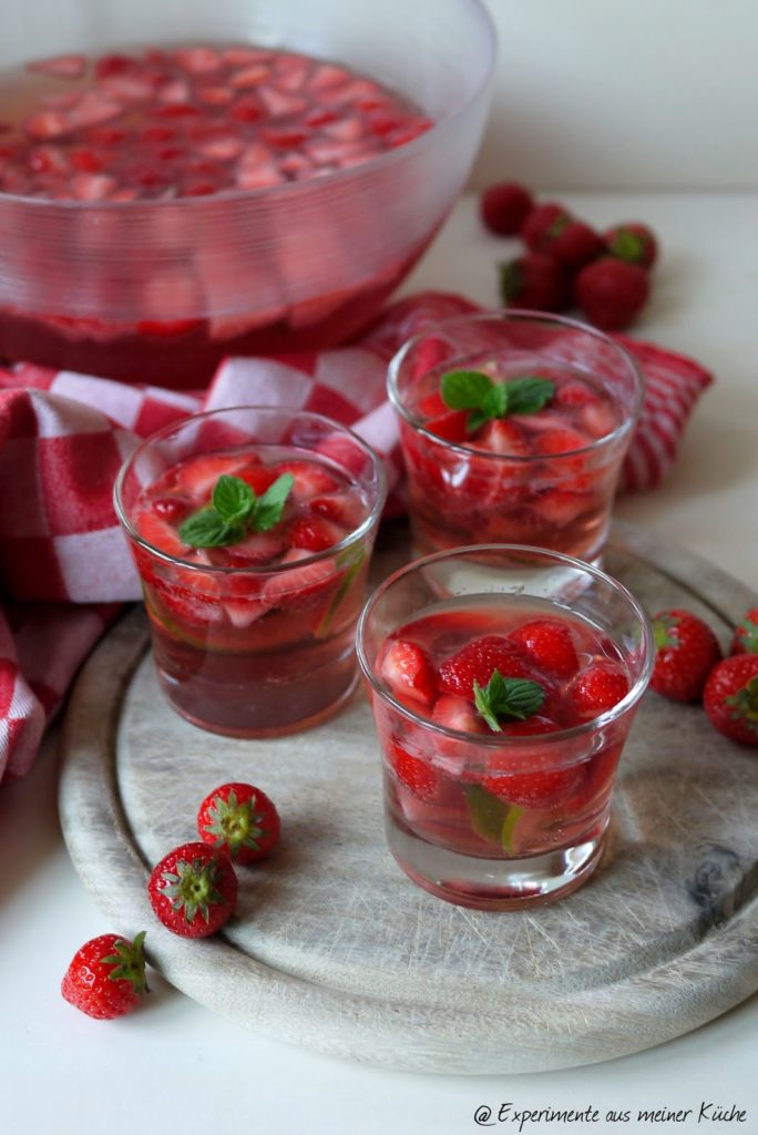 Experimente aus meiner Küche: Erdbeerbowle mit Martini