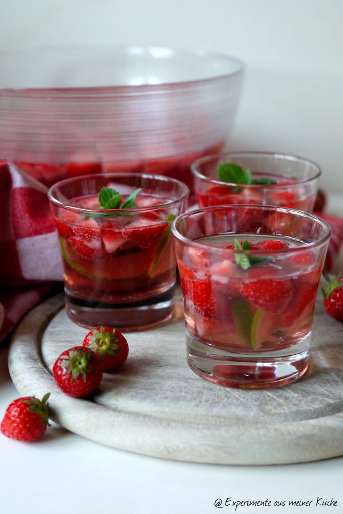 Experimente aus meiner Küche: Erdbeerbowle mit Martini