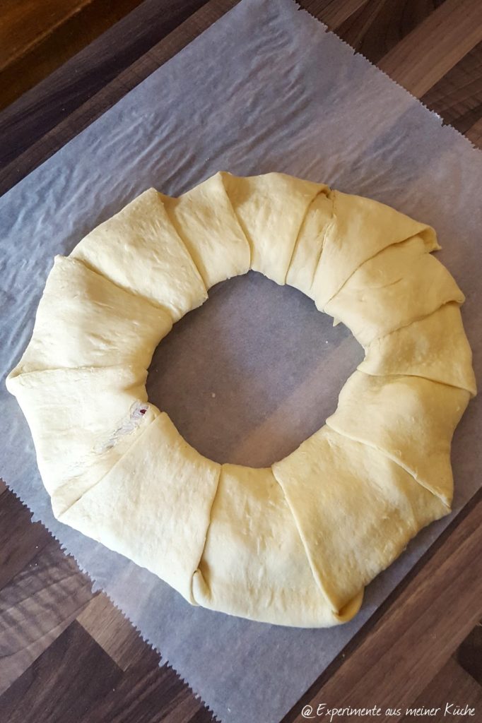 Experimente aus meiner Küche: Croissant-Ring mit Pizzafüllung