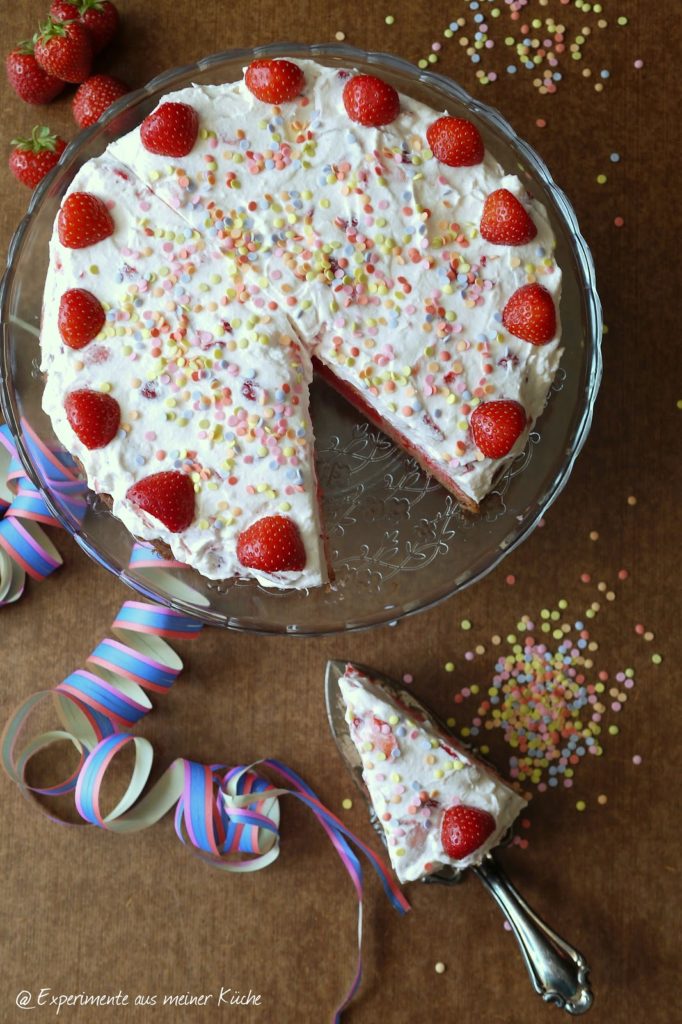 Experimente aus meiner Küche: Erdbeer-Schmand-Torte mit Fantakuchen