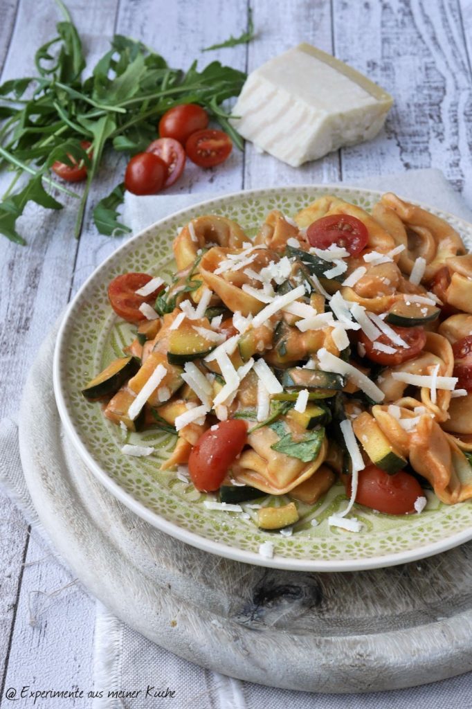 Experimente aus meiner Küche: Tortelloni-Zucchini-Pfanne