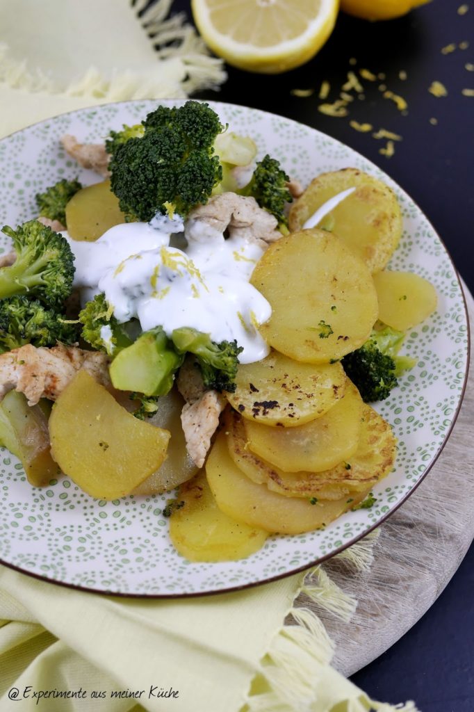 Experimente aus meiner Küche: Kartoffel-Brokkoli-Pfanne mit Zitronendip