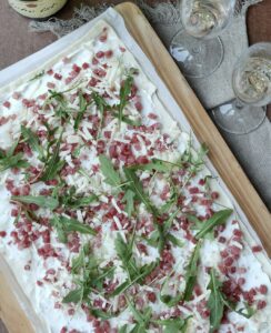 Flammkuchenteig vor dem Backen