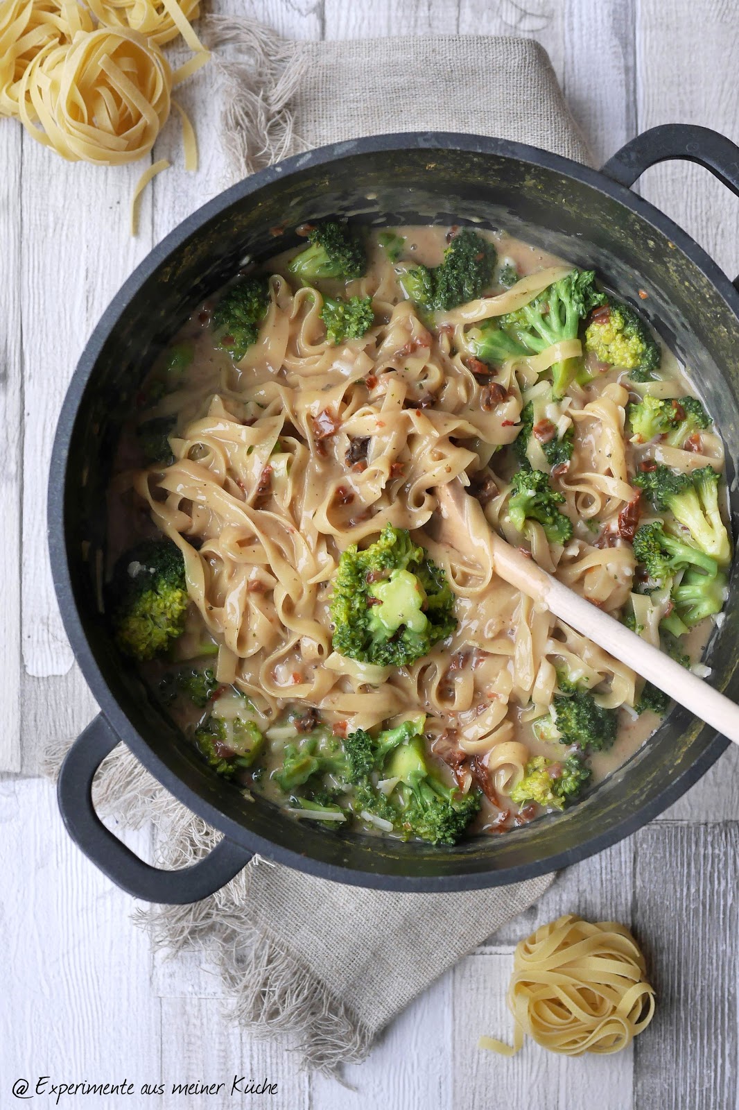 One Pot Pasta mit Brokkoli und Tomaten – cremig & einfach