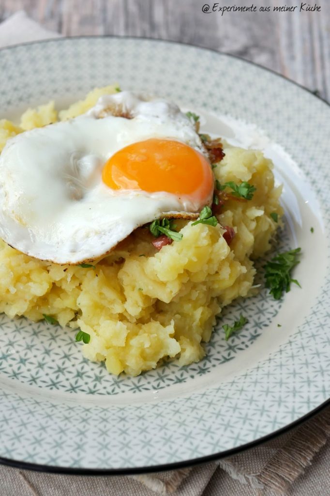 Kartoffel-Pastinake-Püree mit Zwiebel-Speck-Soße | Rezept | Kochen